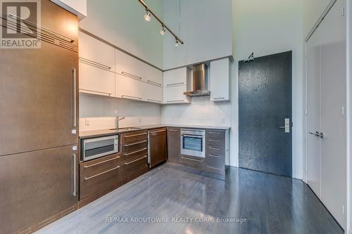 202 - 770 Bay Street, Toronto, ON - Indoor Photo Showing Kitchen