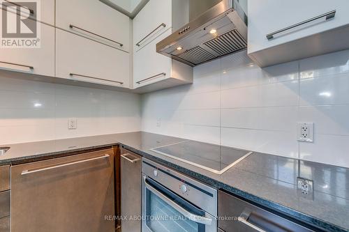 202 - 770 Bay Street, Toronto, ON - Indoor Photo Showing Kitchen