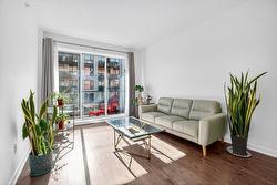 302-131 Ch. Bates  Mont-Royal, QC H2V 1B1