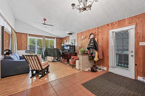 Salon - 335 15E Avenue E., Venise-En-Québec, QC - Indoor