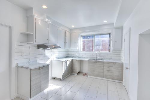 Cuisine - 5902 Rue Dolbeau, Montréal (Côte-Des-Neiges/Notre-Dame-De-Grâce), QC - Indoor Photo Showing Kitchen