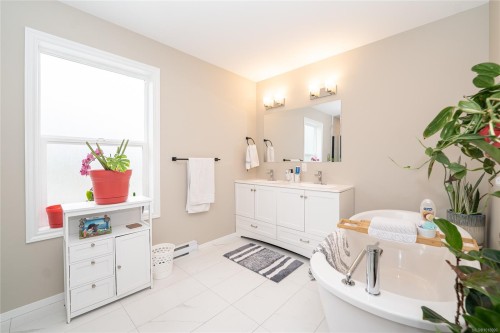 1-50 King George St North, Lake Cowichan, BC - Indoor Photo Showing Bathroom
