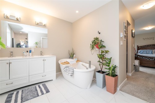 1-50 King George St North, Lake Cowichan, BC - Indoor Photo Showing Bathroom
