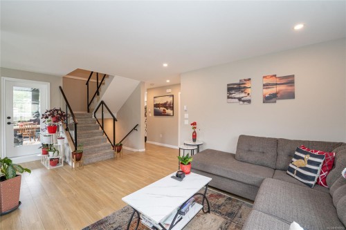 1-50 King George St North, Lake Cowichan, BC - Indoor Photo Showing Living Room