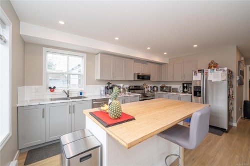 1-50 King George St North, Lake Cowichan, BC - Indoor Photo Showing Kitchen