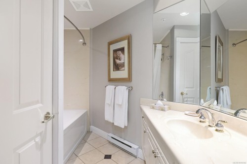 907/908A-366 Clubhouse Dr, Courtenay, BC - Indoor Photo Showing Bathroom