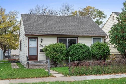 962 McCalman AVE  Winnipeg, MB R2L 1H3