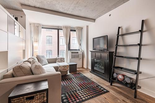 Living room - 309-1010 Rue William, Montréal (Le Sud-Ouest), QC - Indoor Photo Showing Living Room With Fireplace
