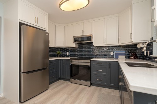 44-100 Gifford Rd, Ladysmith, BC - Indoor Photo Showing Kitchen With Double Sink With Upgraded Kitchen