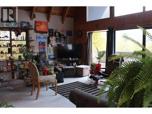 1230 Fox Road, Montrose, BC - Indoor