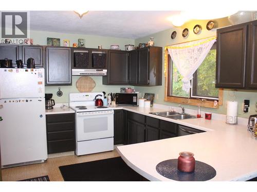 1230 Fox Road, Montrose, BC - Indoor Photo Showing Kitchen With Double Sink