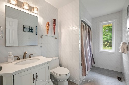 1041 15Th Side Road, New Tecumseth, ON - Indoor Photo Showing Bathroom