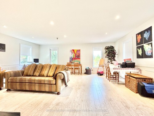 1041 15Th Side Road, New Tecumseth, ON - Indoor Photo Showing Living Room