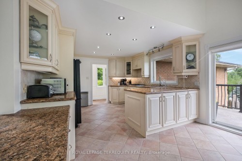 1041 15Th Side Road, New Tecumseth, ON - Indoor Photo Showing Kitchen