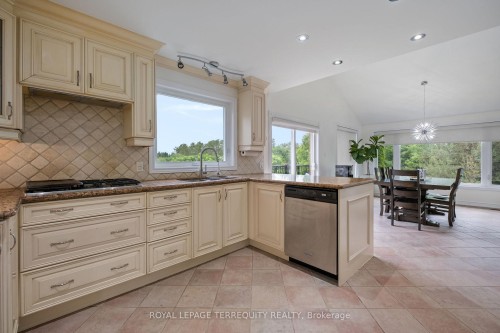 1041 15Th Side Road, New Tecumseth, ON - Indoor Photo Showing Kitchen