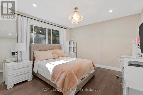 94 Dorchester Drive, Grimsby, ON - Indoor Photo Showing Bedroom