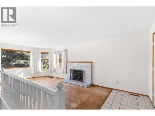 320 Moubray Road, Kelowna, BC - Indoor Photo Showing Living Room With Fireplace