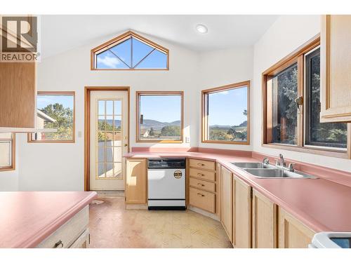 320 Moubray Road, Kelowna, BC - Indoor Photo Showing Kitchen With Double Sink