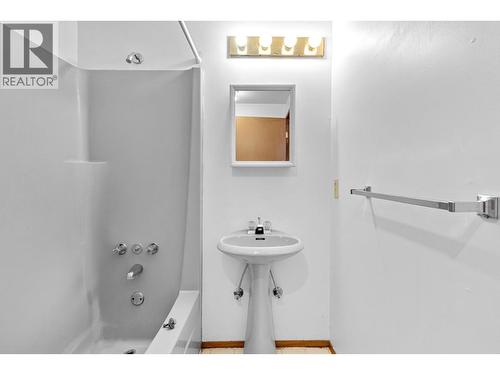 320 Moubray Road, Kelowna, BC - Indoor Photo Showing Bathroom