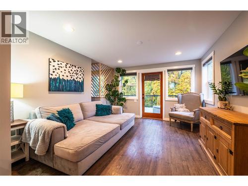 2102 Falls Street, Nelson, BC - Indoor Photo Showing Living Room