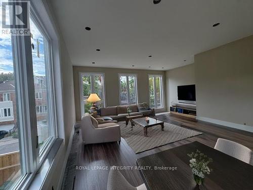 9 Gwynne Avenue, Ottawa, ON - Indoor Photo Showing Living Room
