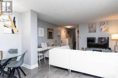 1007 - 530 Lolita Garden, Mississauga, ON - Indoor Photo Showing Living Room