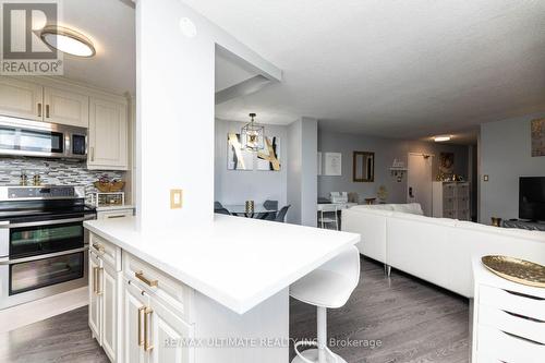 1007 - 530 Lolita Garden, Mississauga, ON - Indoor Photo Showing Kitchen