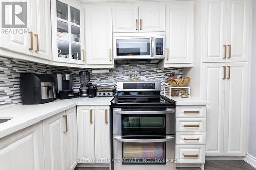 1007 - 530 Lolita Garden, Mississauga, ON - Indoor Photo Showing Kitchen
