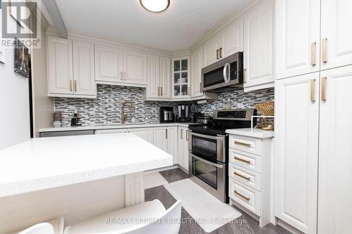 1007 - 530 Lolita Garden, Mississauga, ON - Indoor Photo Showing Kitchen