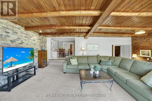 31 Lower Horning Road, Hamilton, ON - Indoor Photo Showing Living Room