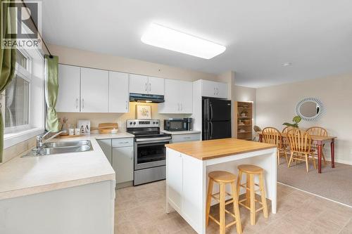 1477 Glenmore Road N Unit# 101B, Kelowna, BC - Indoor Photo Showing Kitchen With Double Sink