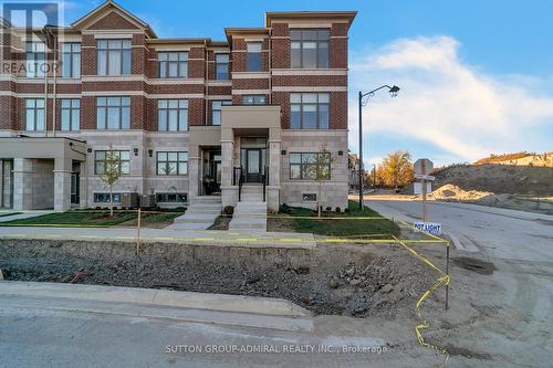60 Lunay Drive, Richmond Hill, ON - Outdoor With Facade