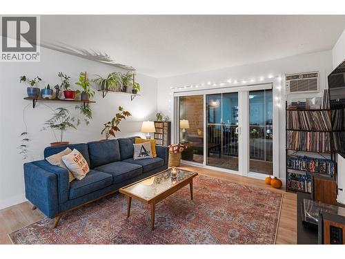 769 K.L.O. Road Unit# 414, Kelowna, BC - Indoor Photo Showing Living Room
