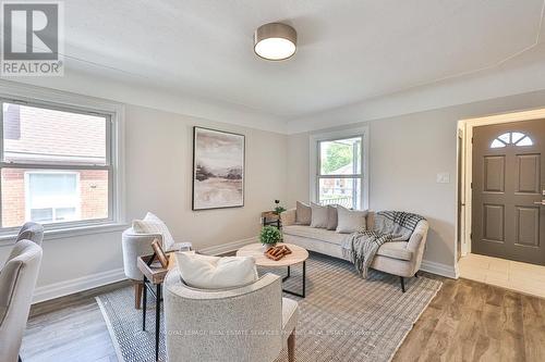 256 Walter Avenue S, Hamilton, ON - Indoor Photo Showing Living Room
