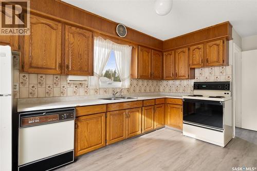 539 3Rd Street Ne, Ituna, SK - Indoor Photo Showing Kitchen With Double Sink