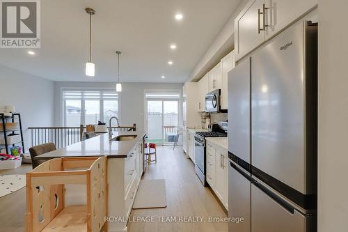 724 Ploughman Place, Ottawa, ON - Indoor Photo Showing Kitchen With Upgraded Kitchen