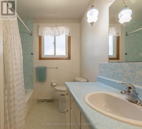 82 Westwood Crescent, Welland (Prince Charles), ON - Indoor Photo Showing Bathroom