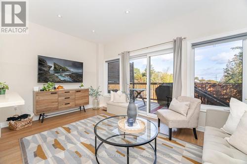 235 Mead Avenue, Hamilton, ON - Indoor Photo Showing Living Room