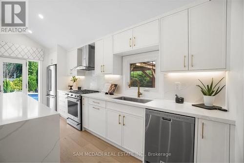 1882 Sherwood Forrest Circle, Mississauga, ON - Indoor Photo Showing Kitchen With Upgraded Kitchen
