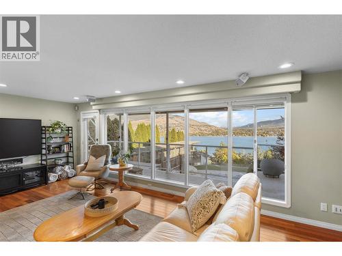 13709 Nash Drive, Coldstream, BC - Indoor Photo Showing Living Room