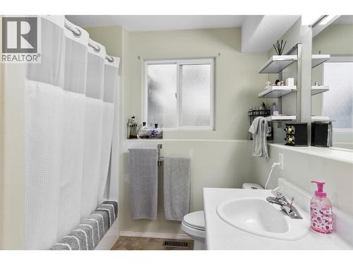 13709 Nash Drive, Coldstream, BC - Indoor Photo Showing Bathroom