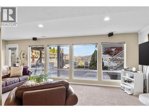 13709 Nash Drive, Coldstream, BC - Indoor Photo Showing Living Room