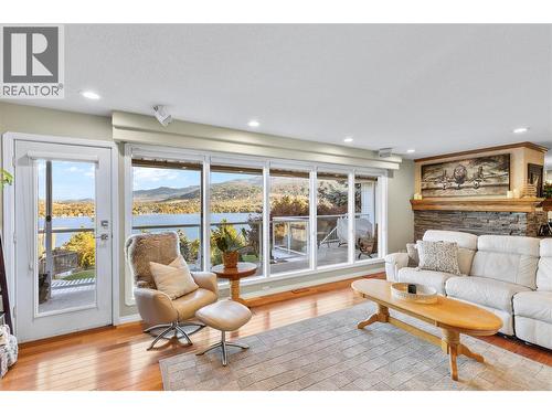 13709 Nash Drive, Coldstream, BC - Indoor Photo Showing Living Room