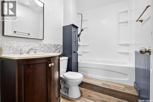 826 Athabasca Street E, Moose Jaw, SK - Indoor Photo Showing Bathroom
