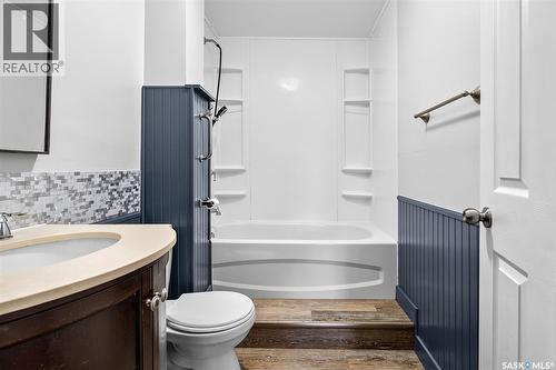 826 Athabasca Street E, Moose Jaw, SK - Indoor Photo Showing Bathroom