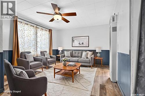 826 Athabasca Street E, Moose Jaw, SK - Indoor Photo Showing Living Room