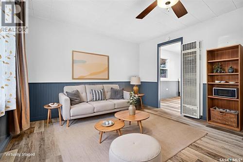 826 Athabasca Street E, Moose Jaw, SK - Indoor Photo Showing Living Room