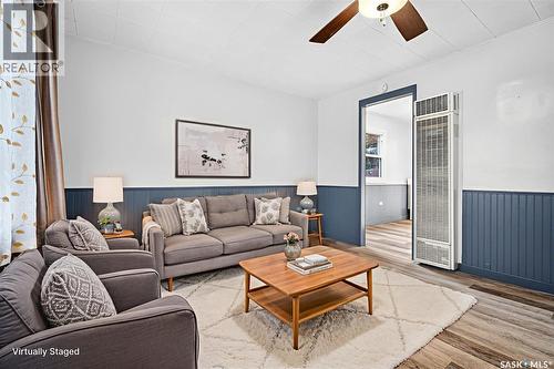 826 Athabasca Street E, Moose Jaw, SK - Indoor Photo Showing Living Room