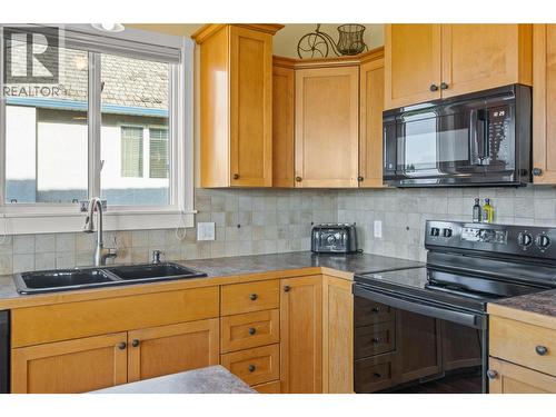 6785 Foothills Drive, Vernon, BC - Indoor Photo Showing Kitchen With Double Sink