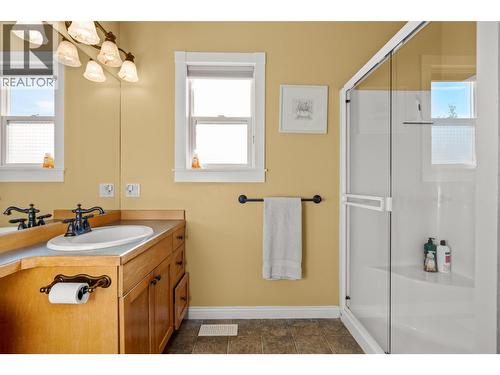 6785 Foothills Drive, Vernon, BC - Indoor Photo Showing Bathroom